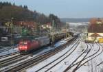 185 343-1 zieht am 30. Januar 2014 einen Militärtransportzug (Panzer) durch Kronach in Richtung Lichtenfels.