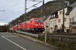 Durch Lorchhausen fahren die 185 299-5 und die 185 371-2 mit einem ewig langen Tankwagenzug gen Süden. 20.2.2014