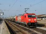 185 399-3 399Schenker&Bomardier, zieht einen Uacns-Zug durch Passau-Hbf.