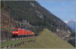 Zwei DB 61 85 auf ihrer Fahrt Richtung Süden kurz vor der Oberen Entschigtal Galerie oberhalb von Wassen.