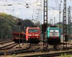 Ein Nachschuss von der 185 068-4 DB rangiert in Aachen-West und auf dem Nachbargleis steht eine Cobra 2823 mit einem langen Citroen-Auto-Zug und wartet auf die Abfahrt nach Zeebrugge-Pelikaan(B) Bei