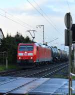 Nach einem Regenschauer kommt die 185 190-6 mit einem Tankwagenzug an den BÜ Dahler Weg in Wickrath herangefahren. 14.4.2014
