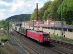 185 009-8 zieht am 22. April 2014 einen Containerzug durch Kronach in Richtung Saalfeld.