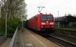 185 058-5 DB kommt durch Kohlscheid mit einem langen Unit45 Containerzug aus Katy-Wroclawskie(PL) nach Barking-Railhead(GB) und fährt die Kohlscheider-Rampe hoch nach Aachen-West bei Sonne und Wolken am Morgen vom 28.4.2014.