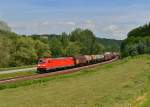 185 342 mit einem Güterzug am 15.06.2013 bei Pleinting.
