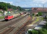 185 367-0 zieht am 18. Juni 2014 einen Holzzug durch Kronach in Richtung Lichtenfels.