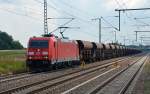 185 352 rollt am 10.07.14 mit einem Schotterzug durch Rodleben Richtung Magdeburg. Fotografiert vom Bahnsteigende.