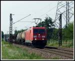 185 369 fährt am 1.8.14 mit einem Mischer über die Rheinbahn in Richtung Mannheim.
Aufgenommen bei Wiesental.