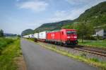 185 292-0 zieht einen Ulusoy-Logistics-Zug über die rechte Rheinstrecke Richtung Süden. Aufgenommen am 02/08/2014 in Leutesdorf.
