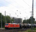 185 042-9 DB kommt aus Richtung Köln,Aachen-Hbf,Aachen-Schanz mit einem langen Ölleerzug aus Basel(CH) nach Antwerpen-Petrol(B) und fährt in Aachen-West ein.