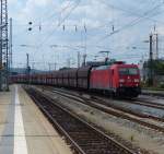 Mit einen Ganzzug am Haken fährt 185 209 am 08.08.2014 durch den Regensburger Hauptbahnhof.
