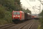 Eine besondere Situation am 24.09.2014 auf der Rollbahn in Hasbergen:
Während 185012 mit einem Güterzug in Richtung Münster durchfährt, rangiert 221134 von RTS einen Schwellenzug.
Da die Ausziehgleise unter damaliger DB Führung gekürzt wurden, reicht deren Länge für diverse Rangiervorgänge nicht mehr aus. Somit muss der Rangiervorgang auf die Hauptstrecke ausgedehnt werden. Entsprechend lang musste die RTS Lok zuvor auf eine Lücke im Zugverkehr warten.