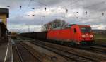 Bei grauem Herbstwetter ist die 185 376-1 der DB mit einem gemischtem Güterzug nach Wien unterwegs.