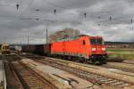 Die 185 269-8 der DB ist am 19.11.2014 durch Kirchstetten unterwegs. Mit einem gemischten Güterzug geht es nach Wien.