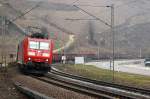 DB Schenker Rail 185 145 befördert am 29.03.13 während eines Schneeschauers einen gemischten Güterzug in Oberwesel in Richtung Bingen.
