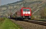 185 398-5 ist mit einen gemischten Güterzug am 06.04.14 bei Thüngersheim unterwegs.