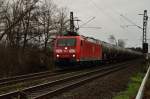 Beim Bü Tilmeshof kommt die 185 028-8 mit einem Tankwagenzug in Richtung Krefeld gefahren...20.12.2014