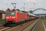 185 153-6 und 155 260-3 (Baujahr: 1984) mit einem Güterzug in die Richtung Emden auf Bahnhof Salzbergen am 1-8-2014.