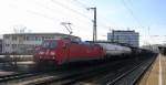 185 345-6 DB steht  im Würzburger-Hbf mit einem langen gemischten Güterzug und wartet auf die Weiterfahrt in Richtung Nürnberg.
Aufgenommen in  Würzburg-Hbf  bei schönem Sonnenschein am Nachmittag vom 20.2.2015.