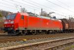 
Die 185 179-9 (91 80 6185 179-9 D-DB) der DB Schenker Rail Deutschland AG verlässt mit einem kurzem Coil-Güterzug am 07.03.2015 Kreuztal in Richtung Hagen. 
Die TRAXX F140 AC 1 wurde 2004 bei Bombardier in Kassel unter der Fabriknummer 33662 gebaut.