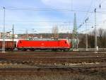 185 182-3 DB fährt mit einem Kurzen Schrottzug aus Genk(B) nach Köln-Gremberg bei der Ausfahrt aus Aachen-West und fährt in Richtung Aachen-Schanz,Aachen-Hbf,Köln. Aufgenommen vom Bahnsteig in Aachen-West bei schönem Frühlingswetter am 7.3.2015. 