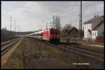 185517 fährt am 13.03.2015 um 14.58 Uhr mit einem langen Audi Autozug in Richtung Osnabrück durch den Bahnhof Hasbergen.