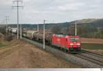 Mit einem gemischten Güterzug ist am 12. März 2015 185 302-7 bei Neustadt an der Aisch unterwegs.