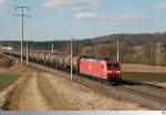 185 154-2 ist am 12. März 2015 mit einem Kesselwagenzug in Richtung Nürnberg unterwegs. Aufgenommen bei Neustadt an der Aisch.