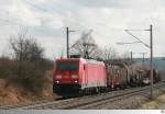 Am 12. März 2015 zieht 185 349-8 einen gemischten Güterzug in Richtung Norden. Die Aufnahme entstand kurz hinter den Bahnhof Neustadt an der Aisch.