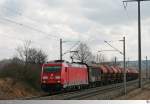 Mit ihren Güterzug hat 185 395-1 gerade den Bahnhof Neustadt an der Aisch hinter sich gelassen und fährt in Richtung Würzburg weiter. Die Aufnahme entstand am 12. März 2015.