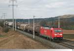Kurz vor der Durchfahrt des Bahnhofes in Neustadt an der Aisch ist hier am 12. März 2015 185 302-7 mit ihren gemischten Güterzug zu sehen.