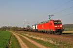 DB 185 081 befindet sich mit einem gemischten Gterzug am 24.04.15 zwischen Vehrte und Belm auf der Fahrt in Richtung Osnabrck.