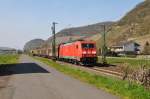185 320-9 zieht seinen Güterzug gemächlich über die rechte Rheinstrecke Richtung Süden.