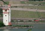 Der Bingener Museturm und 185 xxx mit KT 43245 (Kln Eifeltor–Verona Quadrante) am 22.05.2012