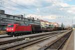 Mit einem gemischten Güterzug fuhr DBSC 185 228-4 durch den Hauptbahnhof von Regensburg Hbf. (24.06.2014)
