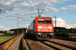 Mit der Abendsonne auf der Front fuhr am 25.06.2014 die 185 288-8 mit einem Containerzug über die Donaubrücke bei Mariaort in Richtung Norden.