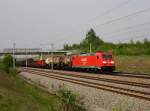 Die 185 307 mit einem Güterzug am 28.04.2011 unterwegs bei Hebertshausen.