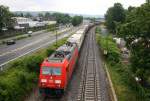185 281-3 DB  kommt aus Richtung Koblenz mit einem langen LKW-Ambrogio-Zug aus Gallarate(I) nach Neuss(D) und fährt in Richtung Köln auf der rechten Rheinstrecke(KBS 465) bei Bad-Honnef am Rhein. 
Bei Regenwetter am Mittag vom 19.6.2015.