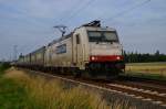 Die Crossrail 185 581-6 mit einem Bulkhaulcontainerzug am Haken bei Wickrathhahn gen Aachen West gefahren am Abend des 29.6.2015