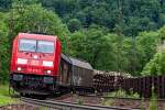 185 375-3 fährt mit einem gemischten Güterzug die Geisslinger Steige hinauf.Bild Juni 2015