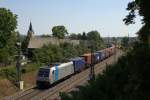 Die Railpool Traxx 185 691 fährt mit Containern nach Wiesau, hier durchfährt dieser gerade den Ort Ruppertsgrün im Vogtland.