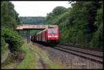 Am 9.8.2015 bot sich mir bei Vorbeifahrt der 185250 mit einem Güterzug in Richtung Osnabrück dieses veränderte Motiv am nördlichen Tunneleinschnitt von Lengerich. Die Talbrücke war eingeschalt und wurde neu befestigt. 