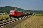 185 370-4 ist am 12.08.15 mit einen gemischten Güterzug bei Harrbach in Richtung Süden unterwegs.