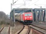 185 211 berquert mit einem Car Rail Logistic Zug die Allerbrcke am Bahnhof Celle und ist auf dem Weg in Richtung Sden.