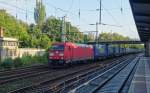 Birkenwerder bei Berlin, Strecke Berlin-Rostock, 4.9.15: Lok 185 317-5 durchfährt eben den Bahnhof mit einem Zug aus Taschenwagen für die Spedition LKW-Walter Richtung Rostock. Der Zug war voll ausgelastet.