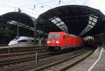 185 231-8 und 185 352-2 beide von DB kommen aus Richtung Aachen-West und fahren durch den  Aachener-Hbf mit einem  langen Ölzug aus Antwerpen-Petrol(B) nach Basel(CH)  in Richtung