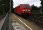 185 376-1 DB kommt die Kohlscheider-Rampe hoch aus Richtung Neuss,Herzogenrath mit einem langen Audi-VW-Zug aus Osnabrück nach Kortenberg-Goederen(B) und fährt durch Kohlscheid und