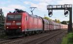 Es war schon verflixt. Während die Quietschies im hellen Sonnenschein an uns vorbei fuhren, kam immer bei Güterzügen die geliebte Fotowolke zu unserem Fotostandort. Dennoch gab es interessante Fuhren am 29.09.2015. 185 029 bringt den Kalkzug aus Auersmacher zur Dillinger Hütte. Unser Standort an der Anrufschranke in Saarlouis Roden wird sich bis Ende 2016 auch verändern. Durch den Bau des neuen ESTW in Dillingen kommt die Schranke weg und es gibt dann eine Unterführung für Fußgänger und Radfahrer. Bahnstrecke 3230 Saarbrücken - Karthaus. Die Ivie steht nicht im Gefahrenbereich, sondern in der Fußgängerpassage der Schranke, rundherum geschützt.