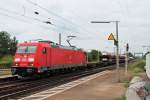 Ausfahrt am 02.09.2014 von der Mannheimer 185 261-5 mit einem gemischten Güterzug aus dem Überholgleis und durch den Bahnhof von Orschweier in Richtung Schweiz.