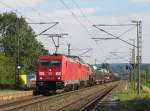 185 218-5 zieht am 23.August 2015 eine unbekannte 232er und einen gemischten Gterzug durch Gundelsdorf in Richtung Saalfeld.